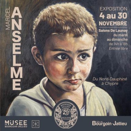 Affiche de l'exposition sur le peintre Ansleme, proposée à la maison de Launay. C'est un agrandie sur l'une des œuvres du peinte, un fond sombre duquel se détache un petit garçon vêtu de blanc donc le regard semble exprimer de la colère ou de la frayeur. A gauche, le nom du peintre "Marcel Anselme". En petit, décalé vers le bas, sur la droite, le titre de l'exposition "Du Nord-Dauphiné à Chypre". En haut, à droite, des détails "Exposition, du 4 au 30 novembre, salons de Launay, du mardi au dimanche, de 14h à 18h, entrée libre". En bas, un bandeau bleu gris, montrant plusieurs logos: à gauche, celui du musée de Bourgoin-Jallieu, au centre, en médaillon, celui de l'association Les Amis du Musée de Bourgoin-Jallieu et du patrimoine ; et à droite, celui de la ville de Bougoin-Jallieu.