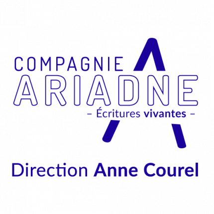 Logo PNG de la compagnie Ariadne. Un grand A bleu marine découpé par un texte "Compagnie Ariadne", et plus petit " -écritures vivantes- ". En dessous est indiqué "Direction Anne Courel".