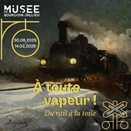Affiche de l'exposition à toute vapeur! Du Rail à la toile. L'image principale, une peinture, représente une locomotive -un vieux train- semblant filer à toute vitesse dans la nuit sur des rails enneigés, se précipitant tout droit vers les spectateurices. La peinture est signée du peintre Louis Beysson. En haut à gauche, se trouve le logo du musée de Bourgoin-Jallieu. Juste en dessous sont indiquées les dates de tenue de l'exposition: du 30 août au 14 février 2025. Légèrement décentré, juste en dessous des phares de la locomotive, un gros texte jaune pâle indique "A toute vapeur!" et en dessous, un peu plus petit "Du rail à la toile". En bas à droite, sur un élément jaune pale en forme de panneaux de signalisation de croisement ferroviaire, est indiquée la mention "exposition temporaire".