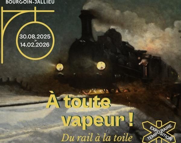 Affiche de l'exposition à toute vapeur! Du Rail à la toile. L'image principale, une peinture, représente une locomotive -un vieux train- semblant filer à toute vitesse dans la nuit sur des rails enneigés, se précipitant tout droit vers les spectateurices. La peinture est signée du peintre Louis Beysson. En haut à gauche, se trouve le logo du musée de Bourgoin-Jallieu. Juste en dessous sont indiquées les dates de tenue de l'exposition: du 30 août au 14 février 2025. Légèrement décentré, juste en dessous des phares de la locomotive, un gros texte jaune pâle indique "A toute vapeur!" et en dessous, un peu plus petit "Du rail à la toile". En bas à droite, sur un élément jaune pale en forme de panneaux de signalisation de croisement ferroviaire, est indiquée la mention "exposition temporaire".