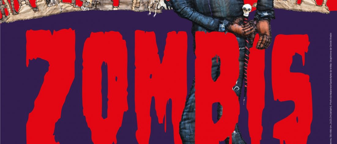 Affiche de l'exposition Zombis au musée des Confluences de Lyon. Le fond représente un cimetière. les tombes, à l'arrière plan, sont blanches. Le sol est d'un violet profond. Le ciel, lui, est rouge. Des spectres et des corbeaux volent au dessus du cimetière. Légèrement décalé du centre de l'affiche, mais prenant toute sa hauteur, un personnage filiforme semblant être une marionnette faite de lambeaux de chair avance. Il porte un costume en jean, un haut de forme en jean avec un symbole de pirate, et des chaussures rouges. Il a dans sa main une canne surmontée d'un crâne. Sanginolant, en gros, en rouge, le titre de l'exposition vient le surplomber, se plaçant au centre de l'image et de nos attentions "ZOMBIS". Juste en dessous, en rouge, le sous-titre "Aux origines". En haut, en blanc, les dates "17 octobre 2025/16 août 2026" Puis "Exposition, Lyon". En bas du titre, en dessous du pied gauche du personnage, légèrement sur la droite de l'image, le logo du musée des Confluences. Et puis, tout en bas, les logos de la Métropole Grand Lyon, du Musée du Quai Branly Jacques Chirac, de TCL, d'UGC et de CityCrunch.