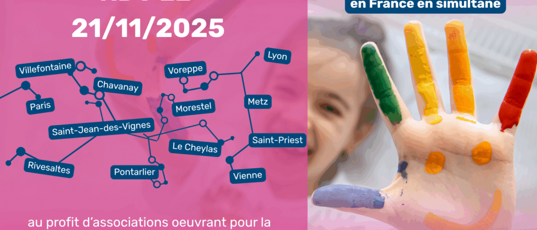 Affiche pour le Mug Dej' du 21 novembre. En fond, la photo d'une enfant qui montre ses mains pleines de peinture. L'image est séparée en deux, par un grand rectangle rose translucide. Sur le rectangle, un texte indique "RDV LE 21/11" ; puis plusieurs villes sont indiquées : "Paris, Villefontaine, Chavanay, St Jean des Vignes, Rivesaltes, Pontarlier, Le Cheylas, Morestel, Voreppe, Vienne, Saint-Priest, Metz, Lyon". Il est ensuite ajouté que le mug dej' se fera "au profit d'associations oeuvrant pour la trisomie 21". Puis, sur la partie gauche de l'image, un texte indique "plusieurs Mug Dej' partout en France en simultané".