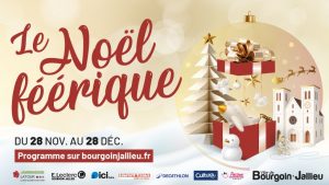 Visuel de promotion pour le Noël Féérique de Bourgoin-Jallieu. Allongé, rectangulaire, le fond est couleur crème. A gauche, en gros, en rouge, dans une police d'écriture en jolies boucles polies, "Le Noël Féerique" est inscrit en assez gros. En dessous, plus petit,,et dans une police plus "ordinateur", les dates "du 28 novembre au 28 décembre". Puis , dans un cadre rouge, le lien du site www.bourgoinjallieu.fr . Sur la droite, une boule de Noël, à l'intérieur de laquelle se trouvent un grand sapin blanc, un immense cadeau rouge aux noeuds rouges et blancs duquel sort un avion blanc auquel sont suspendues plusieurs décorations de Noël, un bonhomme de neige, une église , le traineau du Père Noël traîné par 3 rennes, et deux enfants qui patinent. En dessous, un bandeau avec les logos des partenaires : la jardinerie de la Tour du Pin, Leclerc Bourgoin-Jallieu , Ici Isère, Laurent Tissus, Décathlon, Cultura, l'association Passion Commerce et la ville de Bourgoin-Jallieu.
