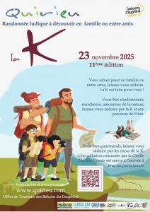 Affiche pour la 11ème édition de la K de Quirieu. Sur le dessin principal, une famille nucléaire classique : une mère à gauche, un père à droite, et devant deux enfants : un garçon à lunettes, et une fille. La famille est au dessus d'une sorte de falaise pleine de verdure, qui se trouve dans une vallée. La mère se tient derrière des paneaux directionnels. Le père a un plan dans sa main gauche. Le garçon est en train d'en lire un. La fille observe le paysage avec des jumelles. Vu le découpage moche et le style graphique des parents qui dénote légèrement de celui des enfants, il s'agit sans doute d'un visuel claqué généré par IA sans le moindre respect pour les artistes et autres graphistes. On trouve sur l'affiche plusieurs logos : celui de Quirieu, celui d'Imagine Quirieu, et celui des Balcons du Dauphiné, par exemple.
Il est indiqué que la K, qui aura lieu le 23 novembre 2025, en est à sa 11ème édition.
En dessous d'un texte expliquant  que la K est une super activité à faire en famille, entre ami ou par simple amour de la nature et de la randonné ; une illustration de lapin qui lit un lire : le personnage de Jacominus.
Puis, un QR Code qui renvoie sur le site d'Imagine Quirieu.
