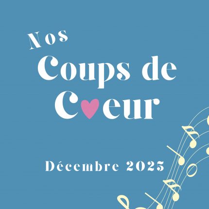 Logo pour les coups de coeur de décembre 2025. Fond bleu, coeur rose à la place du haut, et bout de partition sur le coin droit en bas de l'image.