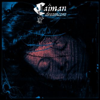 Pochette de Dreamcore, de Caïman, designée par Luc Simone. On y distingue, entre ce qui semble être des branchages, toiles d'araignées et ronces ; comme le reflet d'un visage endormi dans une flaque d'eau. Les branchages et toiles d'araignées sont noirs et bleu électrique ; le visage est rose. Le titre et l'artiste sont indiqués dans une police manuscrite, en blanc, en haut de l'image.