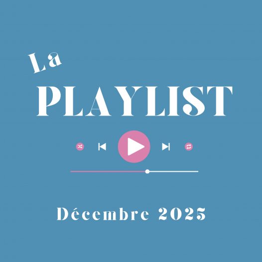 Logo pour la playlist décembre 2025. Fond bleu, police d'écriture blanche, et, entre "la playlist" et "décembre 2025", le bas d'un lecteur de média (bouton aléatoire, bouton précédent, bouton lecture, bouton suivant, bouton boucle et au dessous, la barre de lecture à moitié entamée).