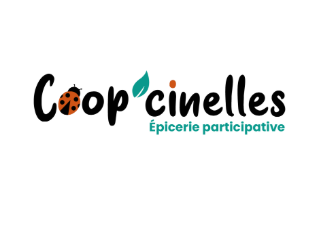 Logo de Coop'Cinelles: le nom du magasin apparaît en noir dans une police d'écriture manuscrite, simple et presque naïve. Le premier "o" est remplacé par le dessin d'une petite coccinelle, et l'apostrophe par celui d'une feuille turquoise. Un texte, en plus petit, indique, dans le même turquoise que la feuille : "épicerie participative".