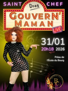 Affiche de promotion pour le drag show de Gouvern'maman.
Le fond est sombre. La drag queen se tient sur la gauche , légèrement penchée du même côté. Derrière elle, une vive lueur jaune forme comme un halo lumineux. Des notes de musiques semblent projetées dans les airs. Au dessus, centré, un panneau d'affichage reprend l'esthétique de ceux des théâtres de broadway : rectangulaire, avec une partie en demi-cercle sur le centre haut ; l'intérieur en "feuille à lignes", le tout bordé d'un cadre rouge vif sur lequel sont fixées des ampoules. A l'intérieur, le nom de Gouvern'maman, lui-même rouge à ampoules. Juste au dessus, un "tag" indique, en manuscrit, qu'il s'agit d'un show "drag". Sur les côtés, deux néons roses ajoutent "Saint Chef".
L'indexe gauche de la queen, pointé sur la droite, semble montrer les informations complémentaires : 20h18 (le 18 est souligné), 31/01/2026, Préau de l'école du Bourg.
En dessous, le logo du Brasier Collectif, circulaire, doré, accompagné d'une plume de phoenix.
La robe de Gourvern'maman, très moulante, se termine en haut de ses cuisses. On aperçoit ses collants résilles larges, et de longues bottes en cuir qui s'arrêtent juste au dessus du genoux. Tout en base de l'affiche, des lumières roses fushia, qui commencent en petits cercles.