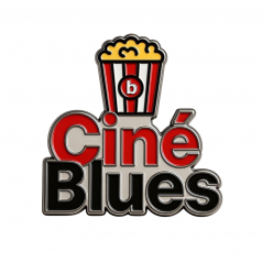 Logo de Ciné Blues. En haut, centré, le dessin d'un pot de pop corn, bien rempli, aux rayures horizontales rouges et blanches et orné d'un cercle rouge dans lequel se trouve un b blanc. En dessous, Ciné, en rouge, puis Blues, en noir. Le tout est imbriqué comme s'il s'agissait d'un pins en métal.