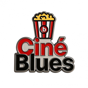 Logo de Ciné Blues. En haut, centré, le dessin d'un pot de pop corn, bien rempli, aux rayures horizontales rouges et blanches et orné d'un cercle rouge dans lequel se trouve un b blanc. En dessous, Ciné, en rouge, puis Blues, en noir. Le tout est imbriqué comme s'il s'agissait d'un pins en métal.