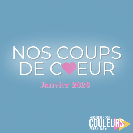 Fond bleu très clair. Au centre, comme une légère brume blanche. Un texte indique, en gros, en blanc : Nos coups de coeur. Le "o" de coeur est remplacé par un coeur rose. En dessous, dans le même rose, le mois est indiqué : janvier 2026. En bas, à droite, le logo de Radio Couleurs.