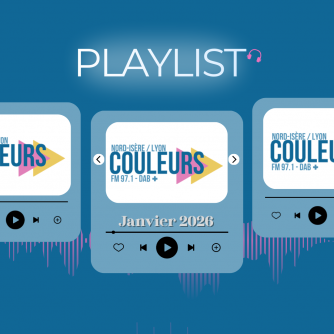 Le fond est bleu, plutôt foncé. En haut, centrée, une légère brume blanche dans laquelle se trouve, en capitales blanches, le texte "PLAYLIST", accompagné d'un tout petit dessin de casque rose. En dessous, trois éléments reproduisant 3 lecteurs de playlists, dont les miniatures sont remplies du logo de Radio Couleurs. Les deux lecteurs de côté sont coupés. L'emplacement titre du lecteur central indique "Janvier 2026". En arrière plan, une ligne d'ondes rose.
