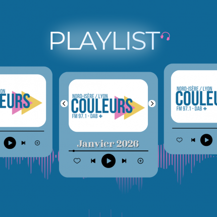 Le fond est bleu, plutôt foncé. En haut, centrée, une légère brume blanche dans laquelle se trouve, en capitales blanches, le texte "PLAYLIST", accompagné d'un tout petit dessin de casque rose. En dessous, trois éléments reproduisant 3 lecteurs de playlists, dont les miniatures sont remplies du logo de Radio Couleurs. Les deux lecteurs de côté sont coupés. L'emplacement titre du lecteur central indique "Janvier 2026". En arrière plan, une ligne d'ondes rose.