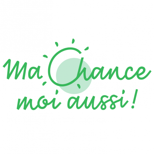 Logo de l'association Ma Chance moi aussi . Sur fond blanc, un texte en vert en écriture cursive indique "Ma Chance moi aussi!". Le C est très grand, et forme une sorte de soleil enfantin.